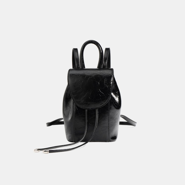Fashionable and versatile leather backpack
