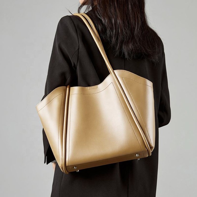 Smooth leather large capacity women's handbag