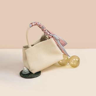 Women's leather handbag in pebbled design