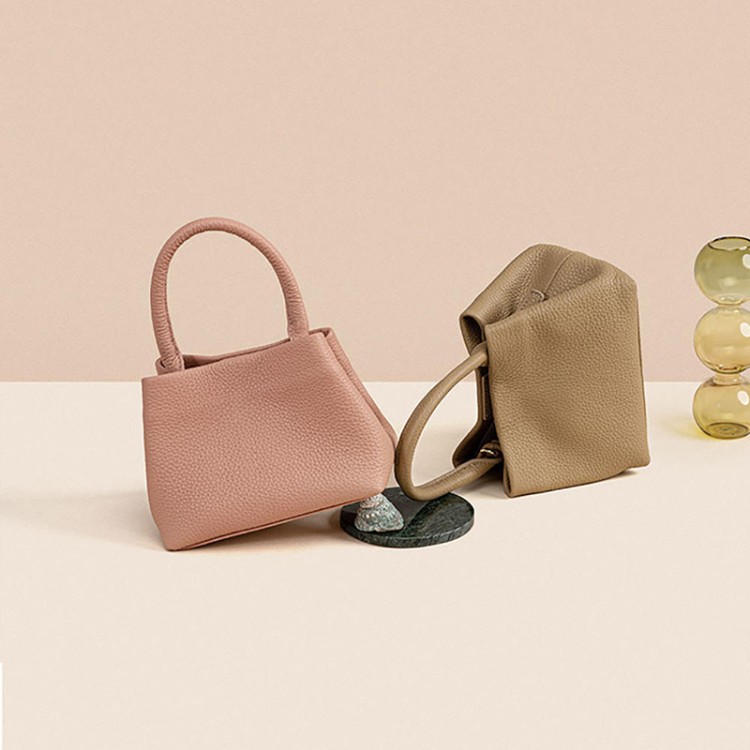 Women's leather handbag in pebbled design